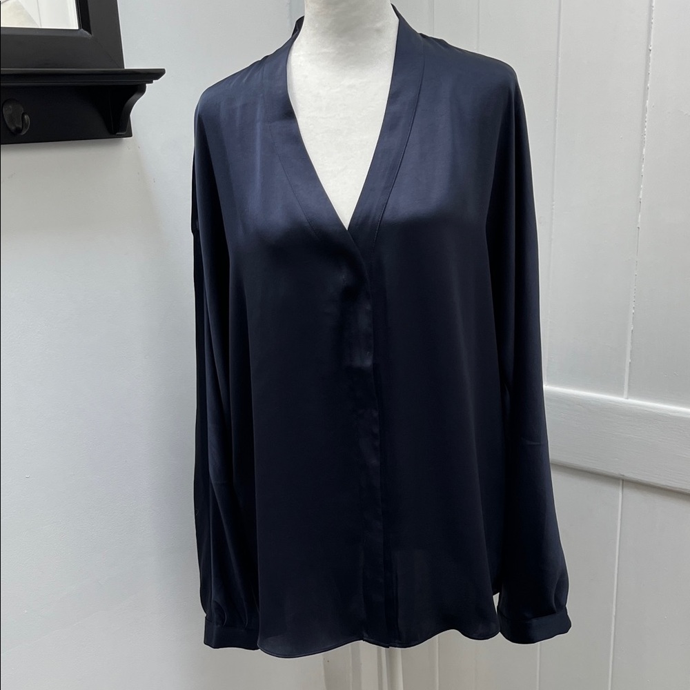 NWOT R Label The Reset Classic Navy V-Neck Women’s Blouse
